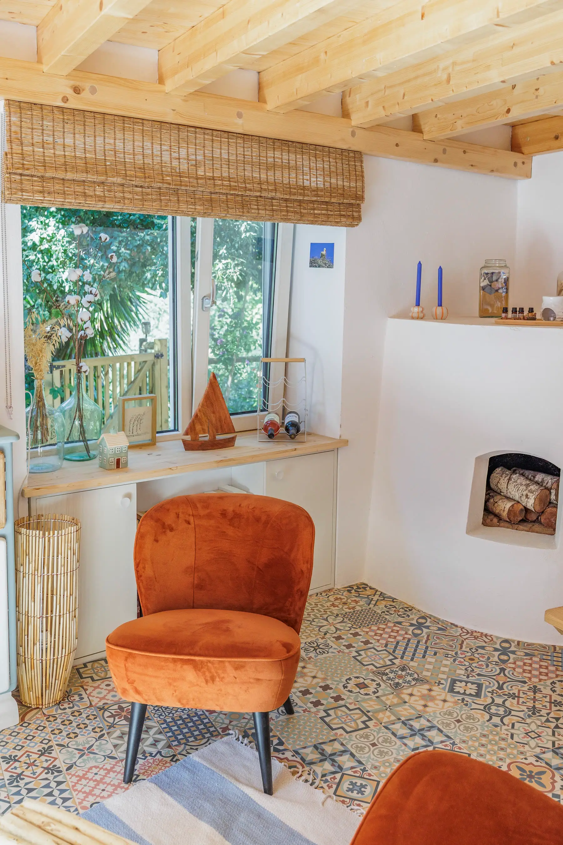 The sitting corner with its chair beside the stone oven niche