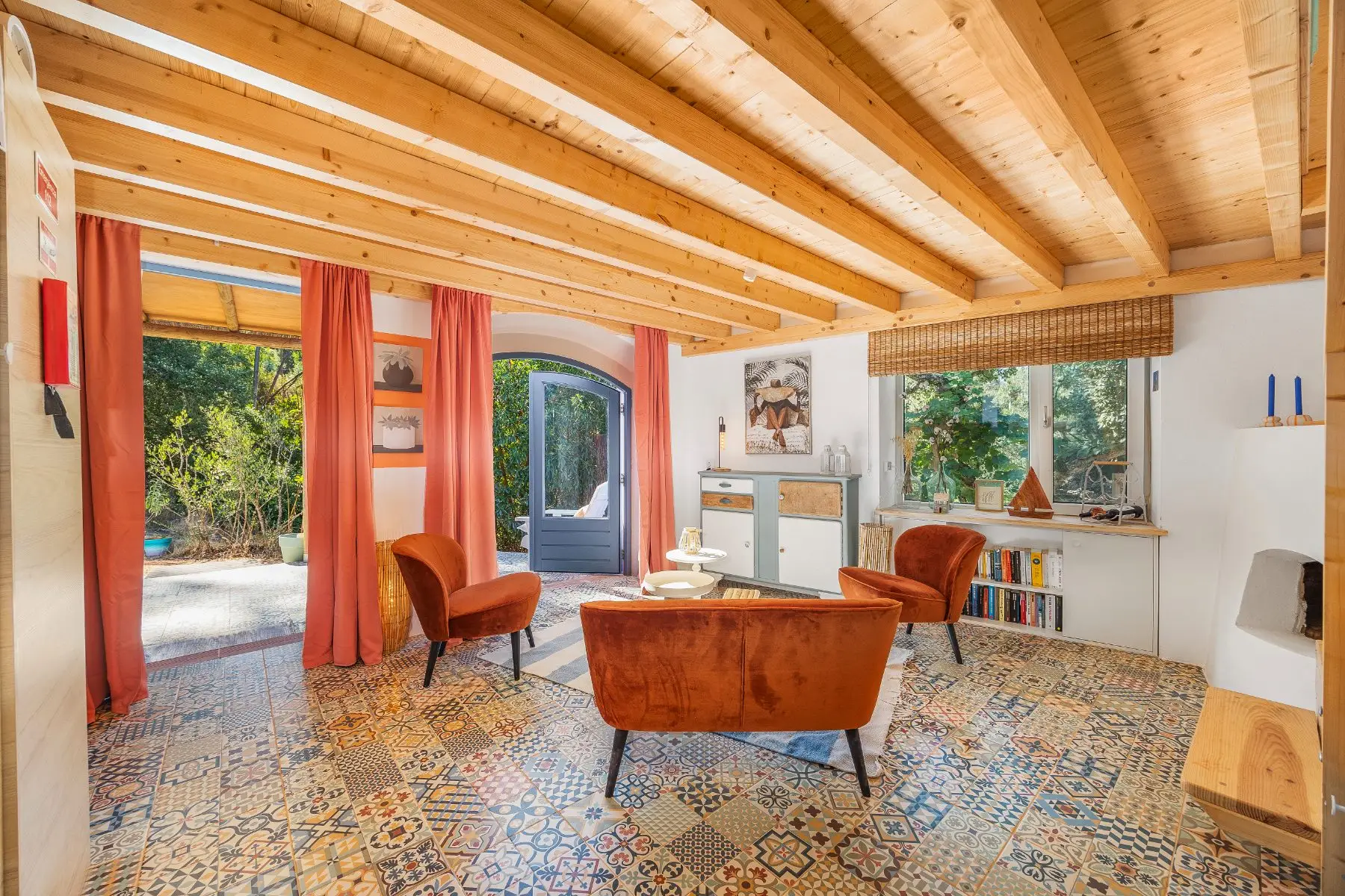The sitting room with its bench and chairs under the timber roof.